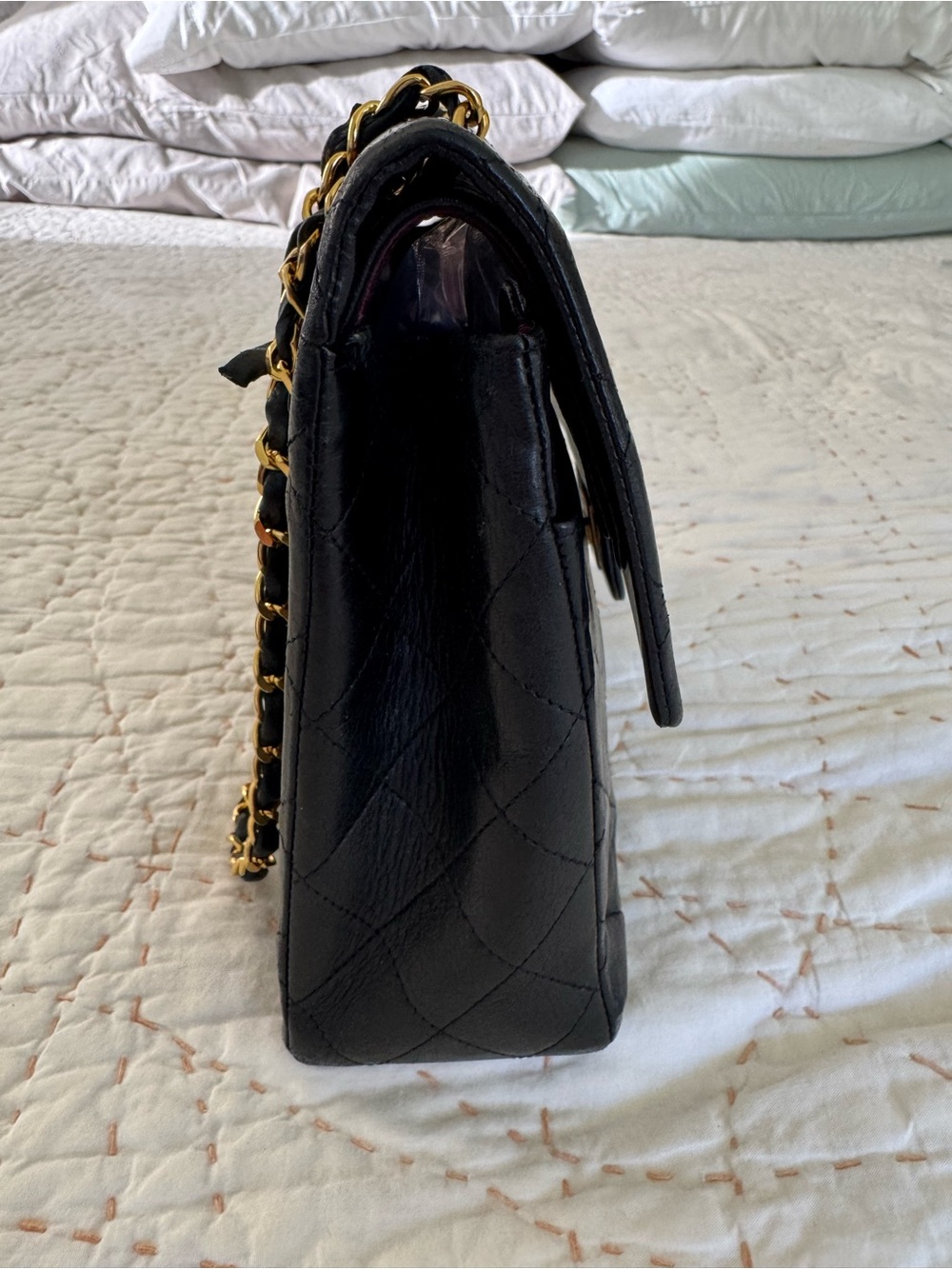 CHANEL Black Quilted Leather Shoulder Bag with Gold Hardware - Picture 8 of 15